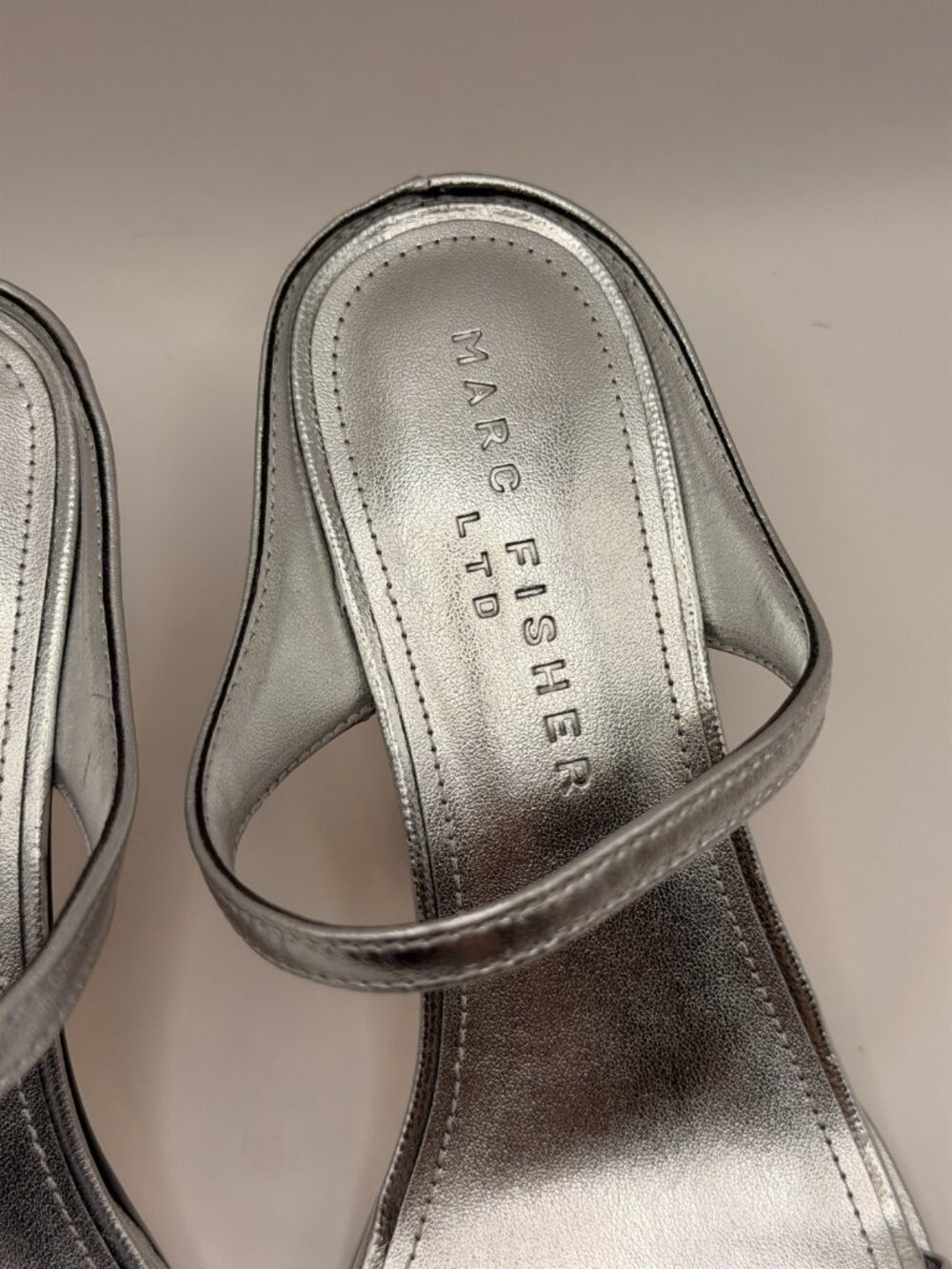 Marc Fisher LTD. Women's Alonde Silver Leather Strap Heel Slide Sandals Sz 7 M - Picture 3 of 9